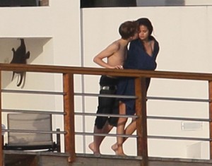 justin-bieber-dhe-selena-300x235.jpg