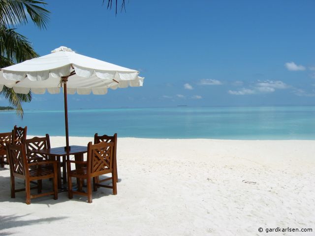 table_on_beach_maldives.jpg