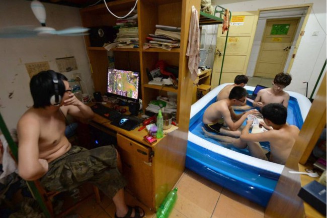 Studentet%20me%20pishine%20ne%20dhome%20foto%204.jpg