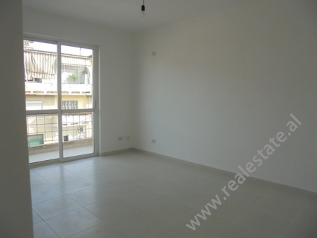 1415805991-apartament_shitje_2_1_qender_tirana_mine_peza.JPG