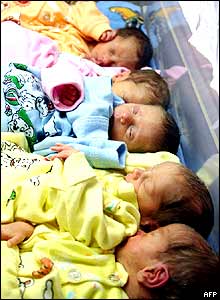 _39954113_quintuplets220x300afp.jpg