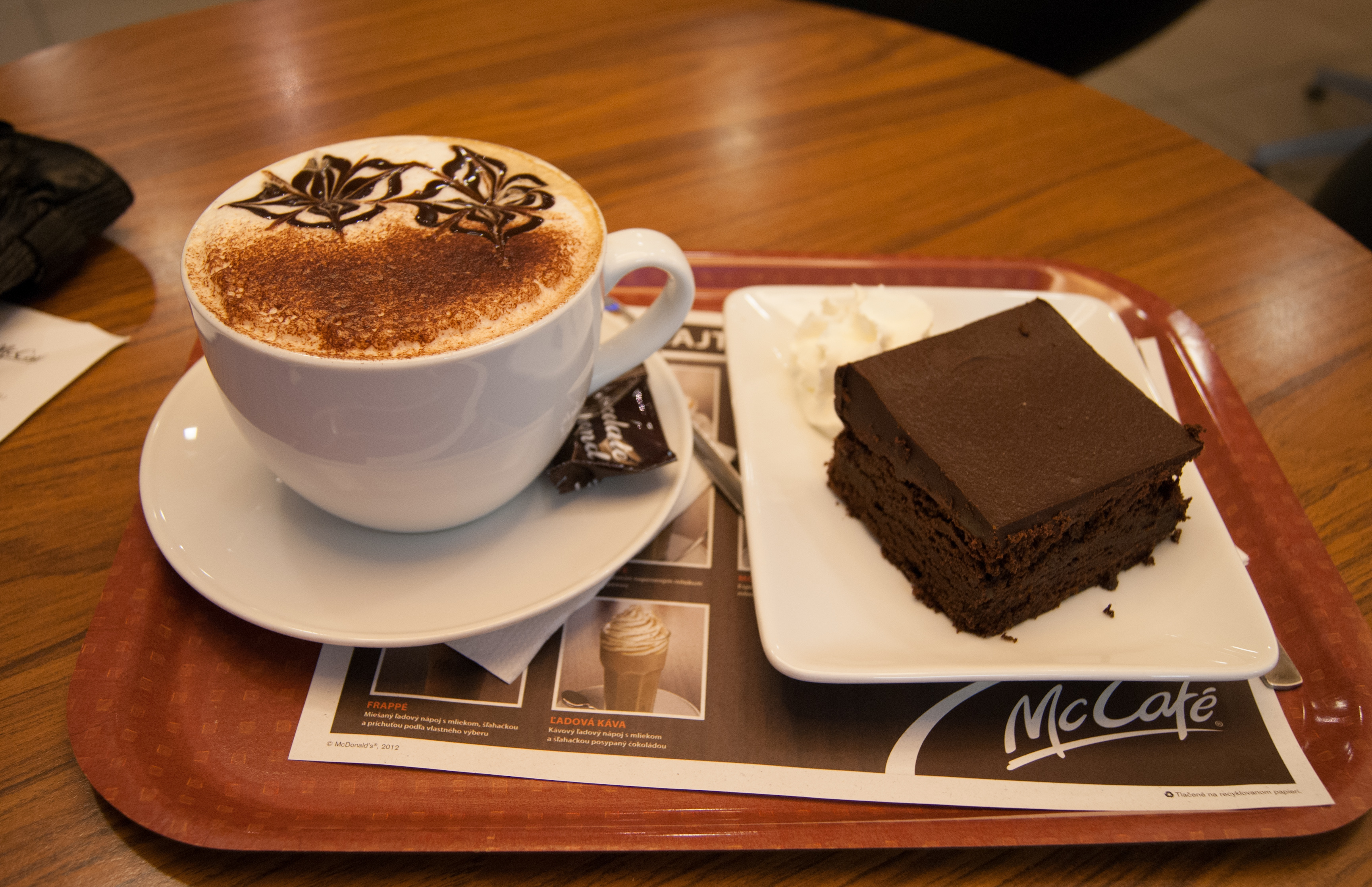 Coffee_and_cake_(8400386474).jpg