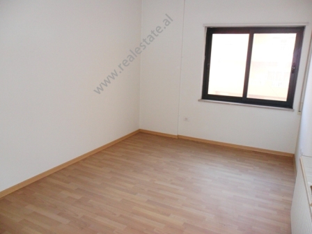 1387806687-apartament_3_1_per_shitje_ne_tirane(10).JPG