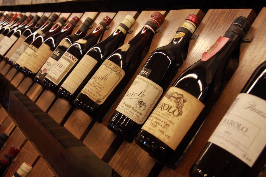 Barolo_enoteca_bottiglie.jpg
